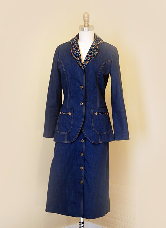 1970Er Jahre Western Stagewest Denim 2Tlg, Jacke/Rock Mit Floralem Detail 1970Er Jahre Western Stagewest Denim 2Tlg, Jacke/Rock Mit Floralem Detail von HouseofHarperDesign