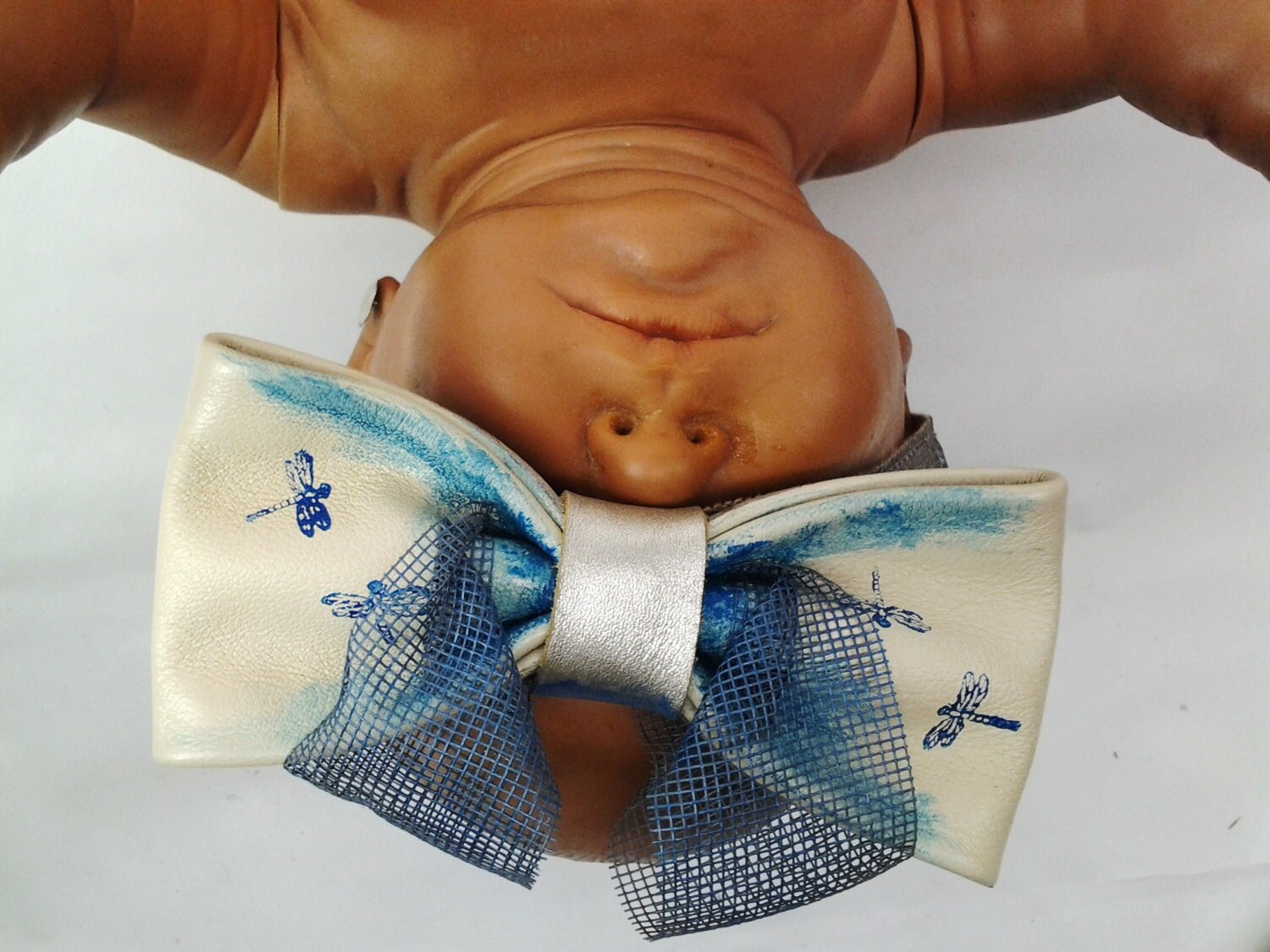 Creme Leder Fliege. Hand Gestempelt Haus Fliegt 1 Seite, Libellen Kehrseite. Rearrangeable Screen. Bildschirm Und Grosgrain Band Halsband Creme Leder Fliege. Hand Gestempelt Haus Fliegt 1 Seite, Libellen Kehrseite. Rearrangeable Screen. Bildschirm Und Grosgrain Band Halsband von HouseofJode