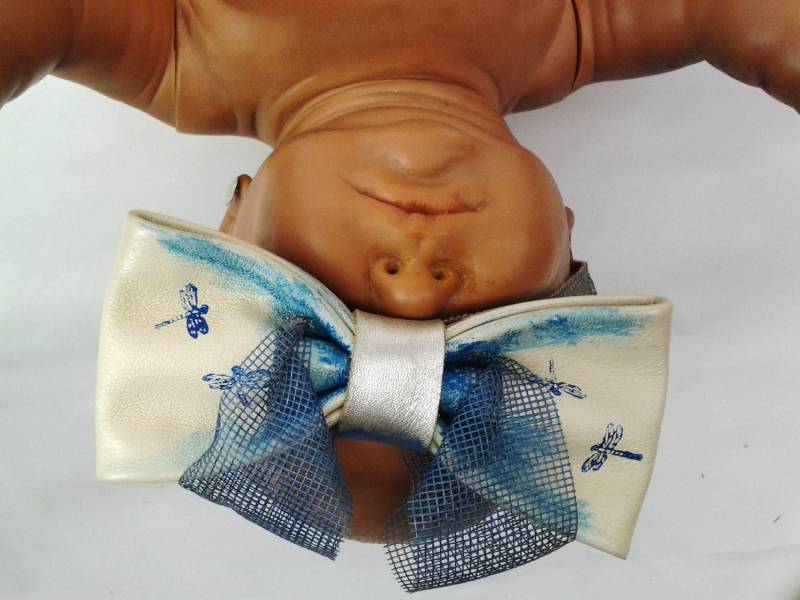 Creme Leder Fliege. Hand Gestempelt Haus Fliegt 1 Seite, Libellen Kehrseite. Rearrangeable Screen. Bildschirm Und Grosgrain Band Halsband Creme Leder Fliege. Hand Gestempelt Haus Fliegt 1 Seite, Libellen Kehrseite. Rearrangeable Screen. Bildschirm Und Grosgrain Band Halsband von HouseofJode