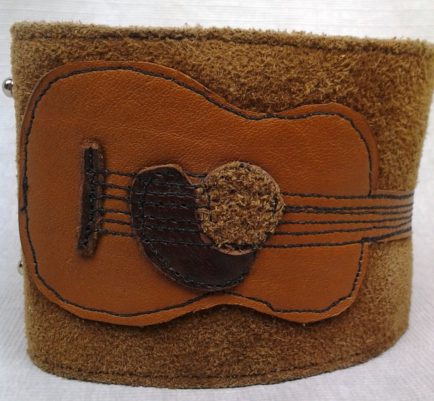 Golden Leder Gitarre Applikation Auf Wildleder Manschette Armband. Detaillierte Nähte. Futter. Ball - Und Postverschlüsse Golden Leder Gitarre Applikation Auf Wildleder Manschette Armband. Detaillierte Nähte. Futter. Ball - Und Postverschlüsse von HouseofJode