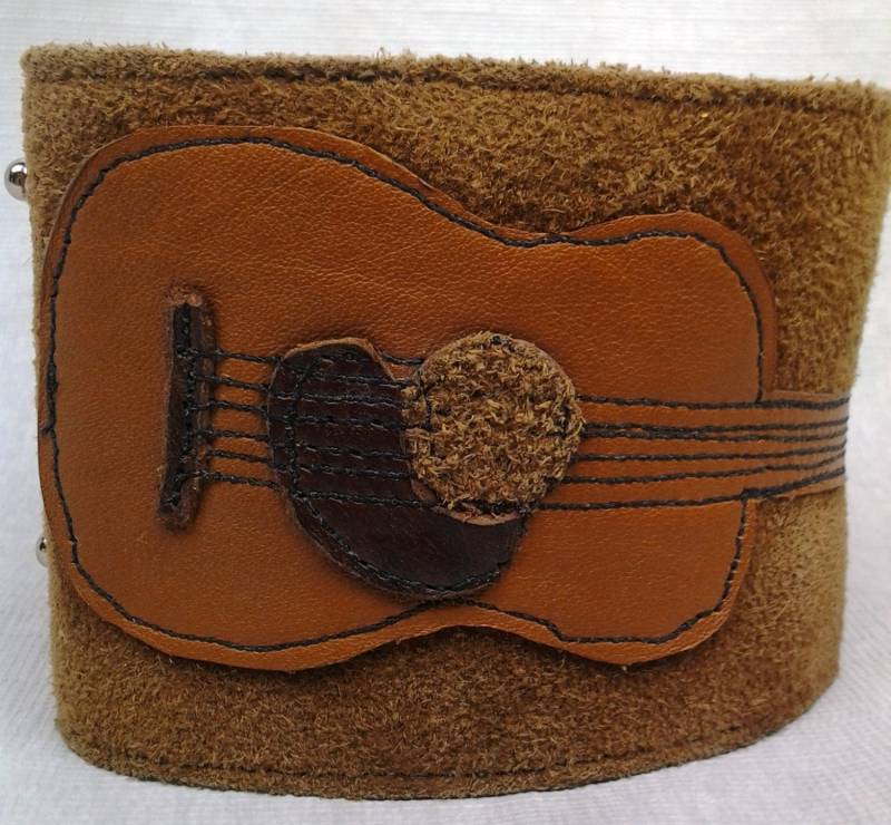 Golden Leder Gitarre Applikation Auf Wildleder Manschette Armband. Detaillierte Nähte. Futter. Ball - Und Postverschlüsse Golden Leder Gitarre Applikation Auf Wildleder Manschette Armband. Detaillierte Nähte. Futter. Ball - Und Postverschlüsse von HouseofJode