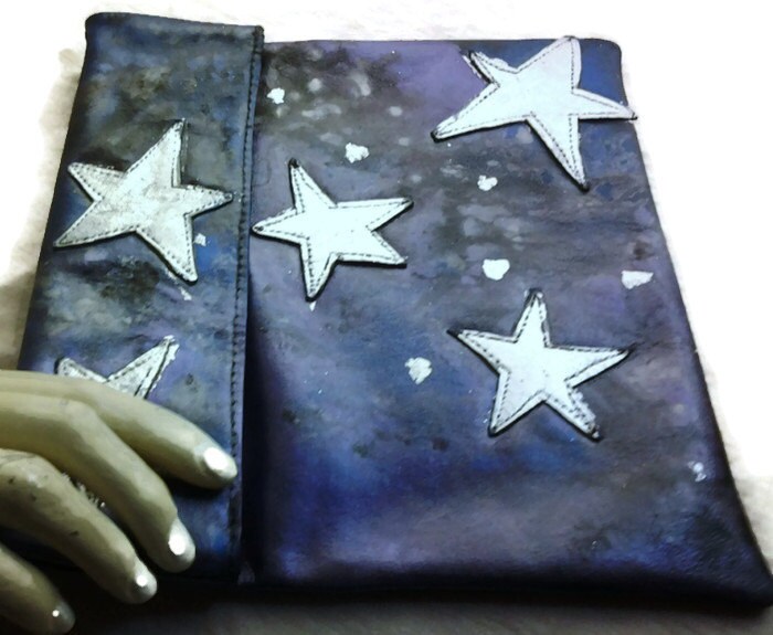 Leder-Clutch-Geldbeutel Mit Silbernem Blatt-Leder-sternchen Appliziert Auf Handbemalter Lila, Blauer, Schwarzer Himmel. Abnehmbare Perlenkette An Leder-Clutch-Geldbeutel Mit Silbernem Blatt-Leder-sternchen Appliziert Auf Handbemalter Lila, Blauer, Schwarzer Himmel. Abnehmbare Perlenkette An von HouseofJode