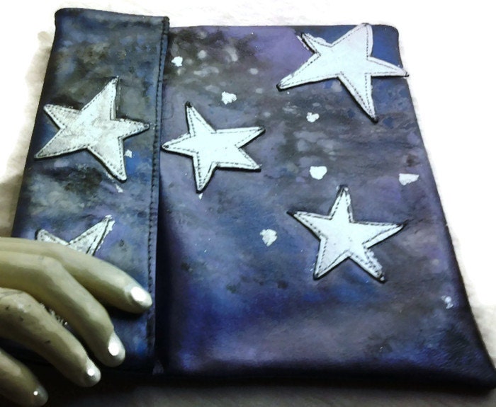 Leder-Clutch-Geldbeutel Mit Silbernem Blatt-Leder-sternchen Appliziert Auf Handbemalter Lila, Blauer, Schwarzer Himmel. Abnehmbare Perlenkette An Leder-Clutch-Geldbeutel Mit Silbernem Blatt-Leder-sternchen Appliziert Auf Handbemalter Lila, Blauer, Schwarzer Himmel. Abnehmbare Perlenkette An von HouseofJode