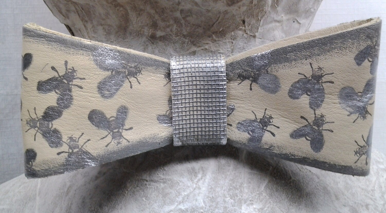 Leder-Fliege. Hand Gestempelt Haus Fliegt Auf Der Einen Seite, Feuer-Ameisen Rückseite. Netz-Bildschirm-Halsband Passt Durch Haken Und Schleife Leder-Fliege. Hand Gestempelt Haus Fliegt Auf Der Einen Seite, Feuer-Ameisen Rückseite. Netz-Bildschirm-Halsband Passt Durch Haken Und Schleife von HouseofJode