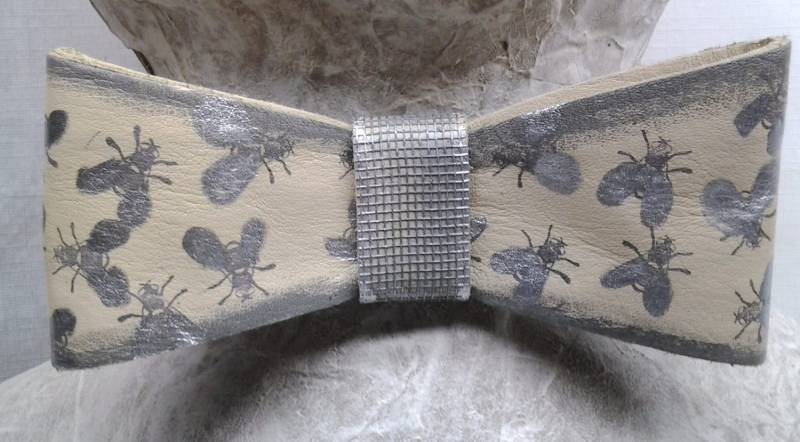 Leder-Fliege. Hand Gestempelt Haus Fliegt Auf Der Einen Seite, Feuer-Ameisen Rückseite. Netz-Bildschirm-Halsband Passt Durch Haken Und Schleife Leder-Fliege. Hand Gestempelt Haus Fliegt Auf Der Einen Seite, Feuer-Ameisen Rückseite. Netz-Bildschirm-Halsband Passt Durch Haken Und Schleife von HouseofJode