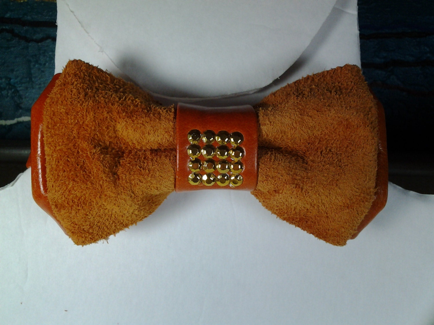 Mund Wässern Zitrus Orange Leder Fliege, Besetzt Mit Candy Metal Stones Auf Center Band. Passende Verstellbare Gefüttert Halsband Mund Wässern Zitrus Orange Leder Fliege, Besetzt Mit Candy Metal Stones Auf Center Band. Passende Verstellbare Gefüttert Halsband von HouseofJode