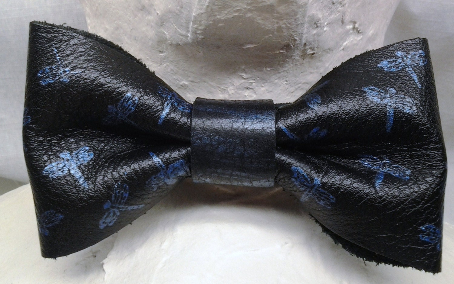 Schwarze Leder-Fliege Mit Hand Gestempelt Schillernden Blauen Libellen Passender Halsband Passt Sich Durch Klettverschluss Band An. Geschlecht Schwarze Leder-Fliege Mit Hand Gestempelt Schillernden Blauen Libellen Passender Halsband Passt Sich Durch Klettverschluss Band An. Geschlecht von HouseofJode