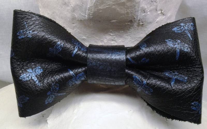 Schwarze Leder-Fliege Mit Hand Gestempelt Schillernden Blauen Libellen Passender Halsband Passt Sich Durch Klettverschluss Band An. Geschlecht Schwarze Leder-Fliege Mit Hand Gestempelt Schillernden Blauen Libellen Passender Halsband Passt Sich Durch Klettverschluss Band An. Geschlecht von HouseofJode