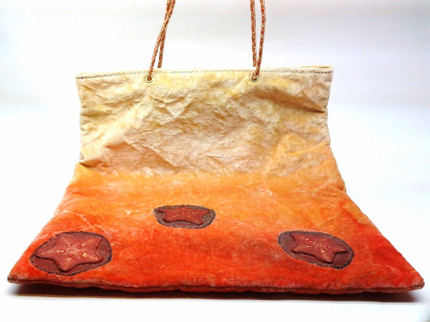 Zerkleinerter Samt Einkaufstasche, Von Hand Bemalt Ombre Rot Bis Orange Gelb. Jeweled Leder Seestern. Gestempelt Futter. Große Innentasche Zerkleinerter Samt Einkaufstasche, Von Hand Bemalt Ombre Rot Bis Orange Gelb. Jeweled Leder Seestern. Gestempelt Futter. Große Innentasche von HouseofJode