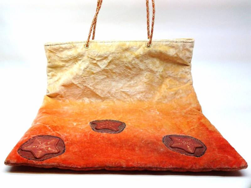 Zerkleinerter Samt Einkaufstasche, Von Hand Bemalt Ombre Rot Bis Orange Gelb. Jeweled Leder Seestern. Gestempelt Futter. Große Innentasche Zerkleinerter Samt Einkaufstasche, Von Hand Bemalt Ombre Rot Bis Orange Gelb. Jeweled Leder Seestern. Gestempelt Futter. Große Innentasche von HouseofJode