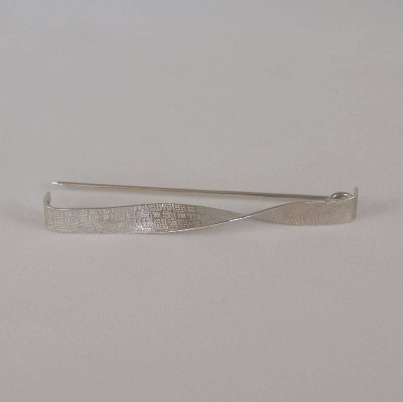 Möbius Kleidernadel, Silber von HouseofJulia