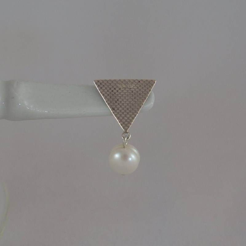 Möbius Pin Anstecker Süßwasserperle Möbius Pin Anstecker Süßwasserperle von HouseofJulia