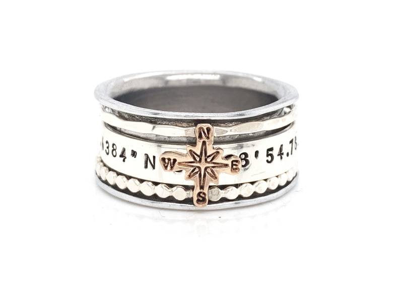 Handgefertigte Austauschbare Spinner Ring Mit Breite Und Länge - Personalisierte Koordinaten Kompass Anhänger von HouseofMetalworks