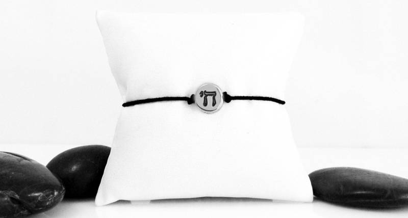 Handgefertigtes Chai Charm Armband Auf Verstellbarer Schnur - Erhältlich in Messing, Aluminium, Sterlingsilber, Kultureller Symbol Schmuck von HouseofMetalworks