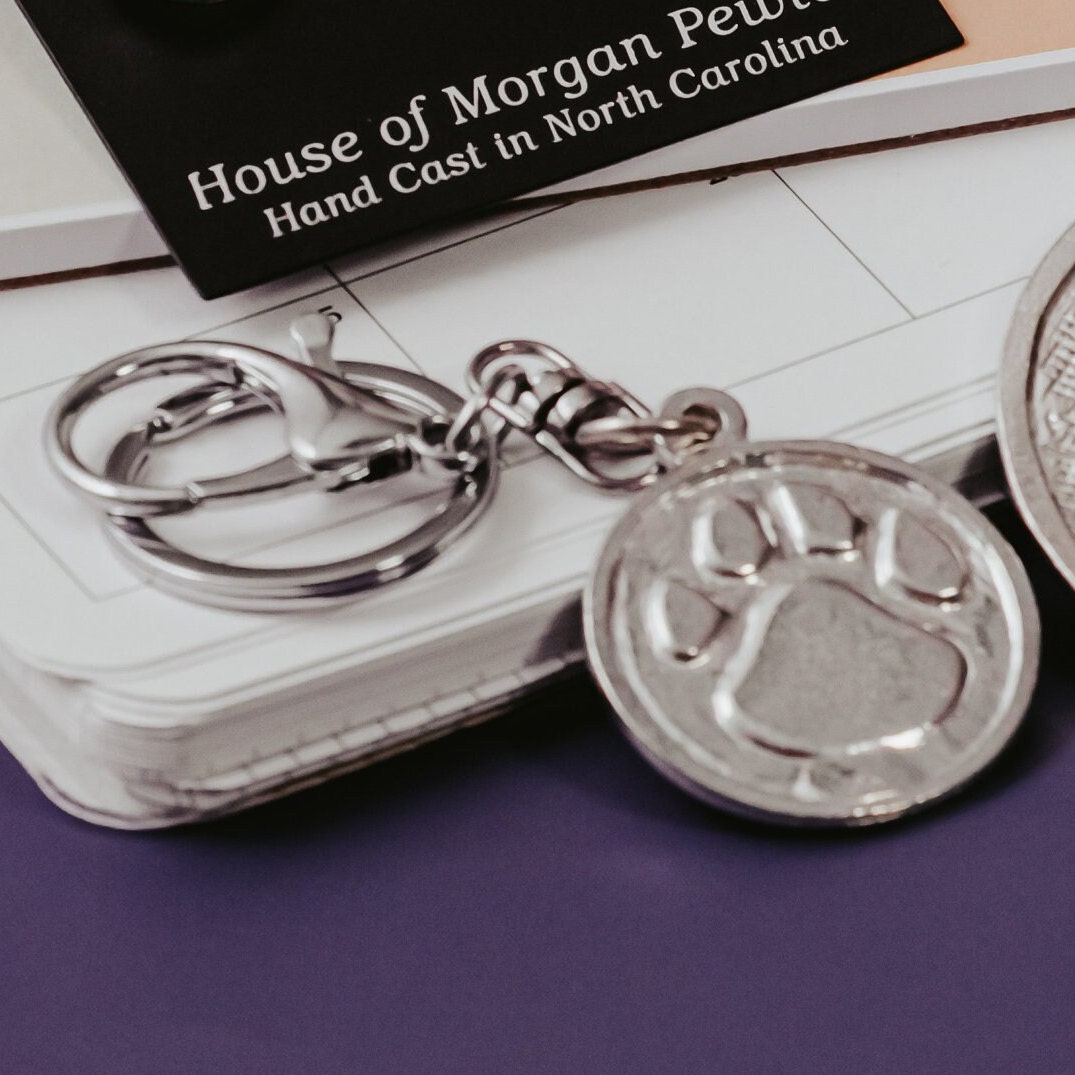 Handgegossener Zinn Hund Pfote Schlüsselanhänger Mit Karabinerverschluss Handgegossener Zinn Hund Pfote Schlüsselanhänger Mit Karabinerverschluss von HouseofMorganPewter