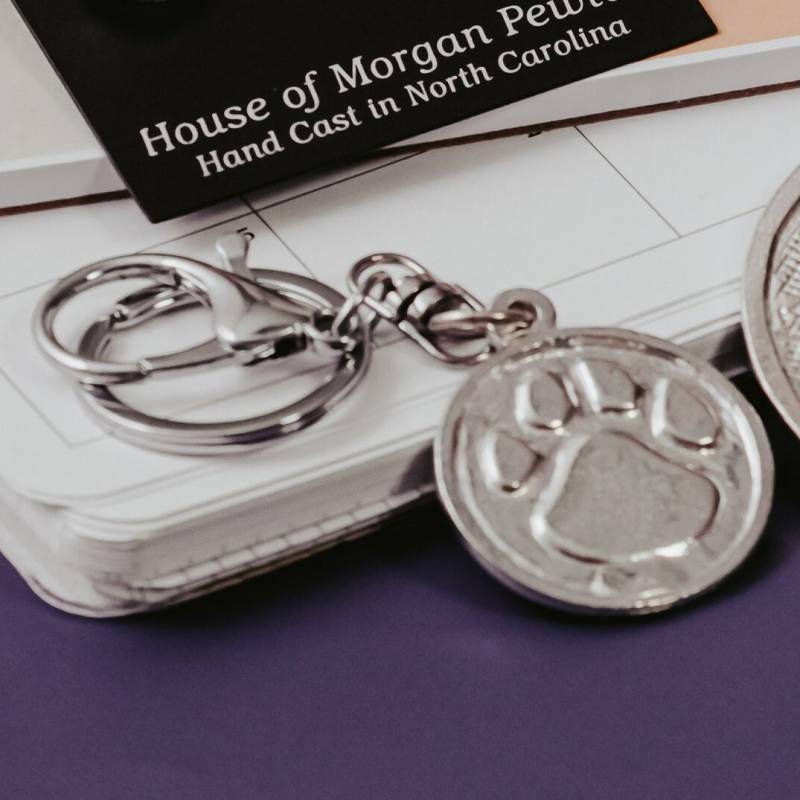 Handgegossener Zinn Hund Pfote Schlüsselanhänger Mit Karabinerverschluss Handgegossener Zinn Hund Pfote Schlüsselanhänger Mit Karabinerverschluss von HouseofMorganPewter