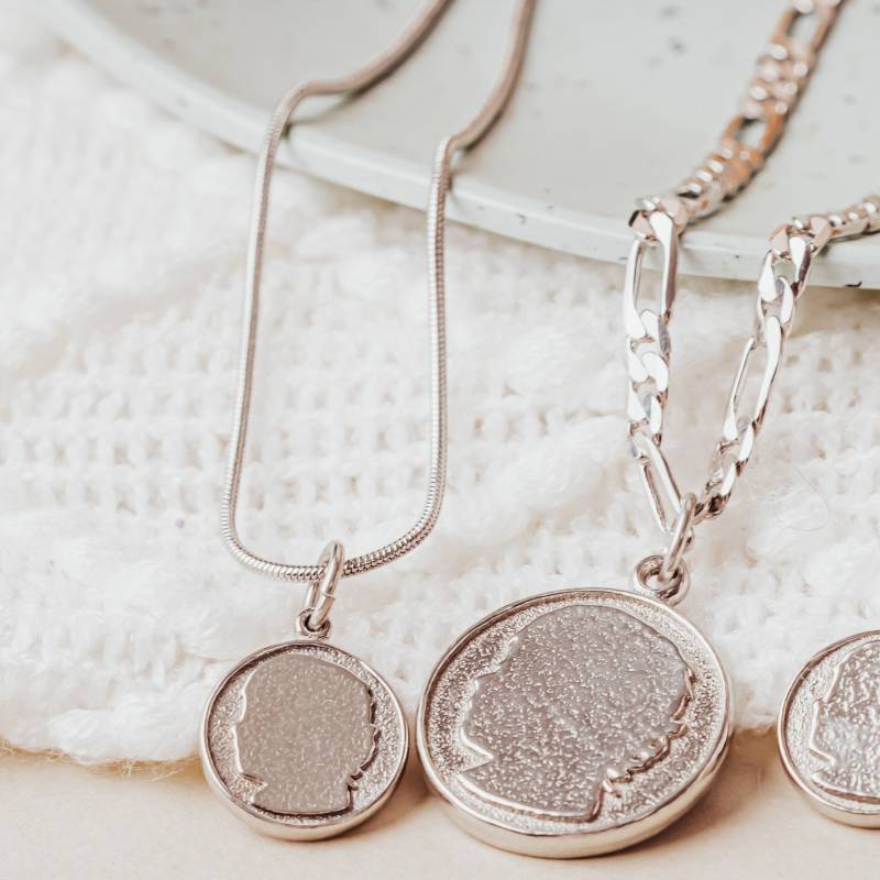 Personalisierter Baby Silhouette Anhänger Handgegossenes Zinn, Edelstahlkette Personalisierter Baby Silhouette Anhänger Handgegossenes Zinn, Edelstahlkette von HouseofMorganPewter