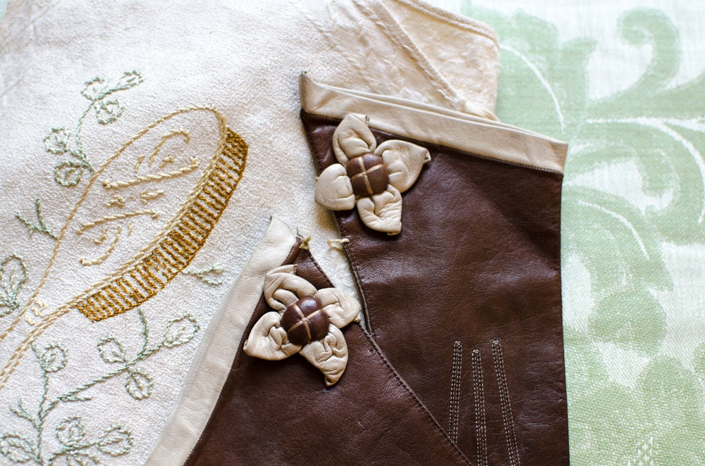 Antike Zweifarbige Damenhandschuhe Aus Braunem Leder Mit Blumenmuster - 1920Er Jahre von HouseofSeance