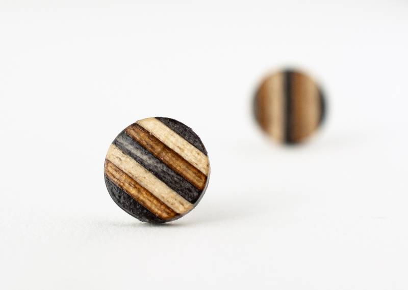 Grau Gestreifte Holz Ohrstecker, Lässige Geschenk Zum 5. Jahrestag, Unisex Ohrringe, Flache Ohrstecker von HouseofShiba