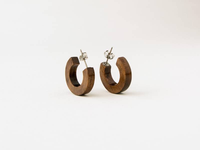 Kleine Chunky Creolen Handgefertigt Aus Walnussholz Boho Schmuck Für Casual Wear Hypoallergene Ohrringe Unisex Stil Natur Ohrstecker von HouseofShiba