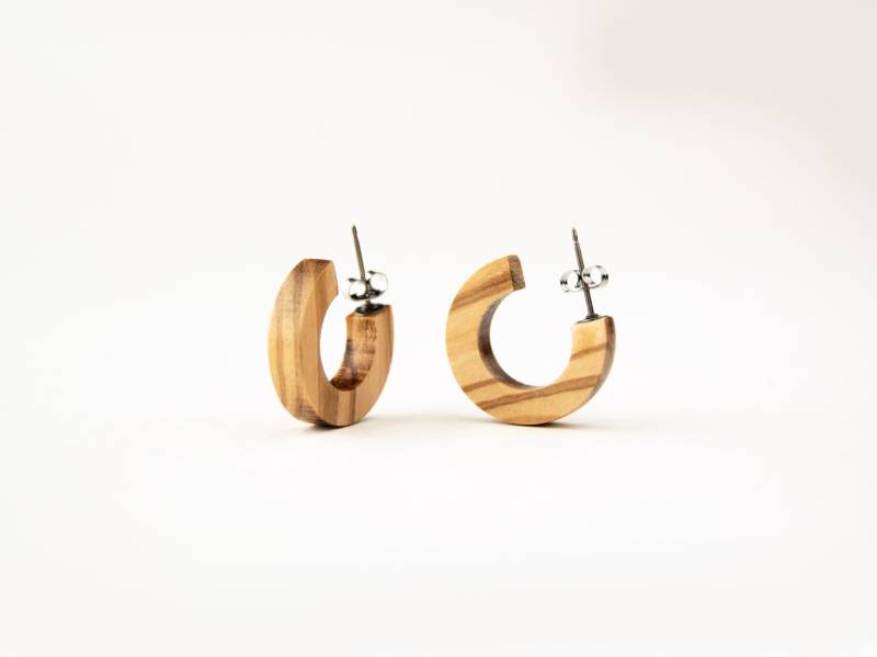 Kleine Chunky Holz Creolen Handgefertigt Aus Olivenholz Boho Schmuck Für Casual Wear Hypoallergene Ohrringe Unisex Stil Natur Ohrstecker von HouseofShiba