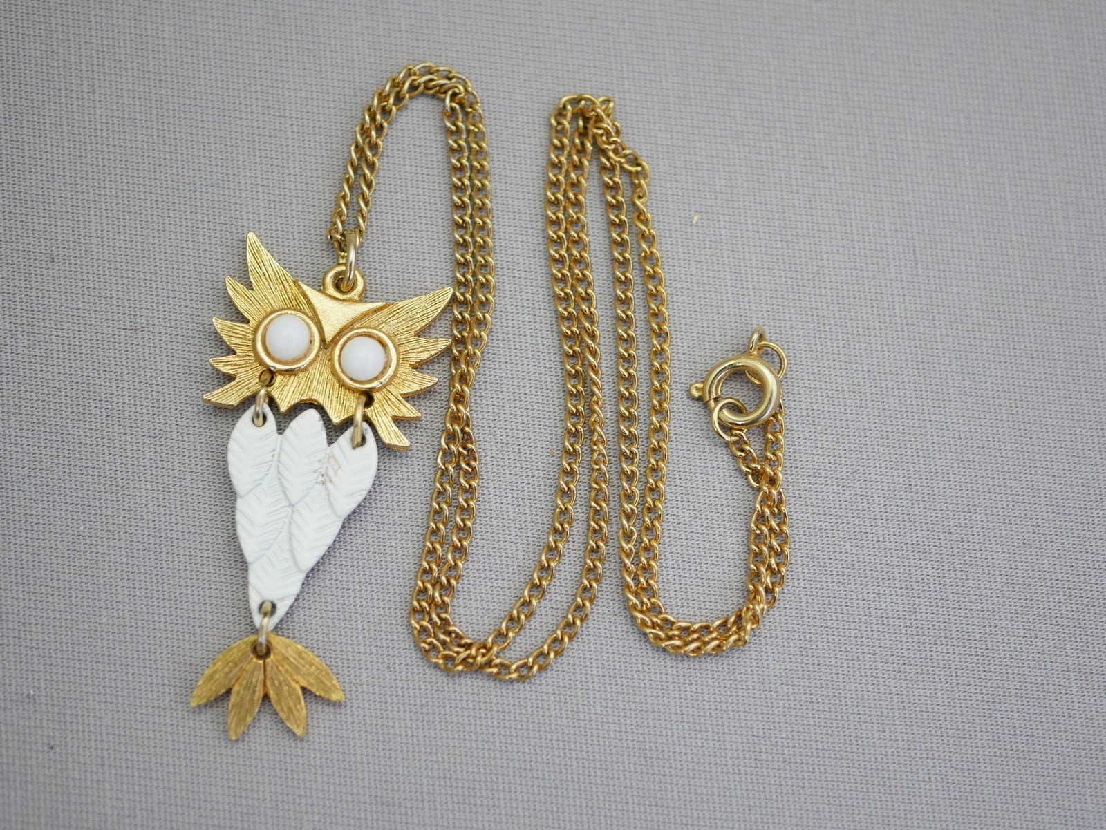 Vintage Gold Und Weiß Eule Anhänger Halskette 18 Zoll Kette Vintage Gold Und Weiß Eule Anhänger Halskette 18 Zoll Kette von HouseofTwinkleVTG