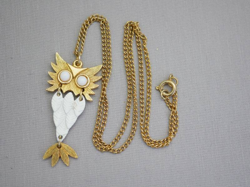 Vintage Gold Und Weiß Eule Anhänger Halskette 18 Zoll Kette Vintage Gold Und Weiß Eule Anhänger Halskette 18 Zoll Kette von HouseofTwinkleVTG