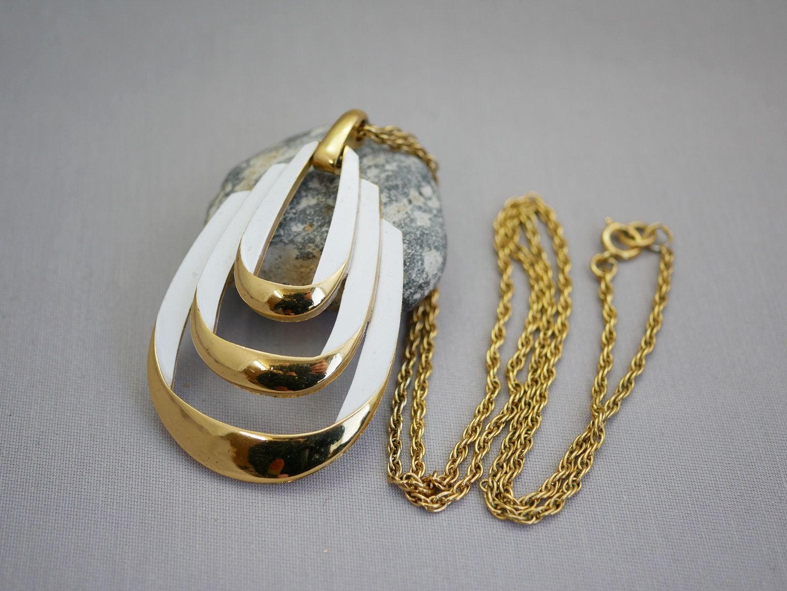 Vintage Krone Trifari Gold Weiß Anhänger Halskette 27 Zoll Kette Ml16 Vintage Krone Trifari Gold Weiß Anhänger Halskette 27 Zoll Kette Ml16 von HouseofTwinkleVTG