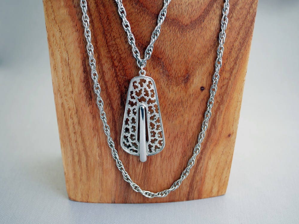 Vintage Kronen-Trifari Doppel-Silber-Seil-Kettenhalskette Mit Großem Anhänger in Der Mitte Vintage Kronen-Trifari Doppel-Silber-Seil-Kettenhalskette Mit Großem Anhänger in Der Mitte von HouseofTwinkleVTG