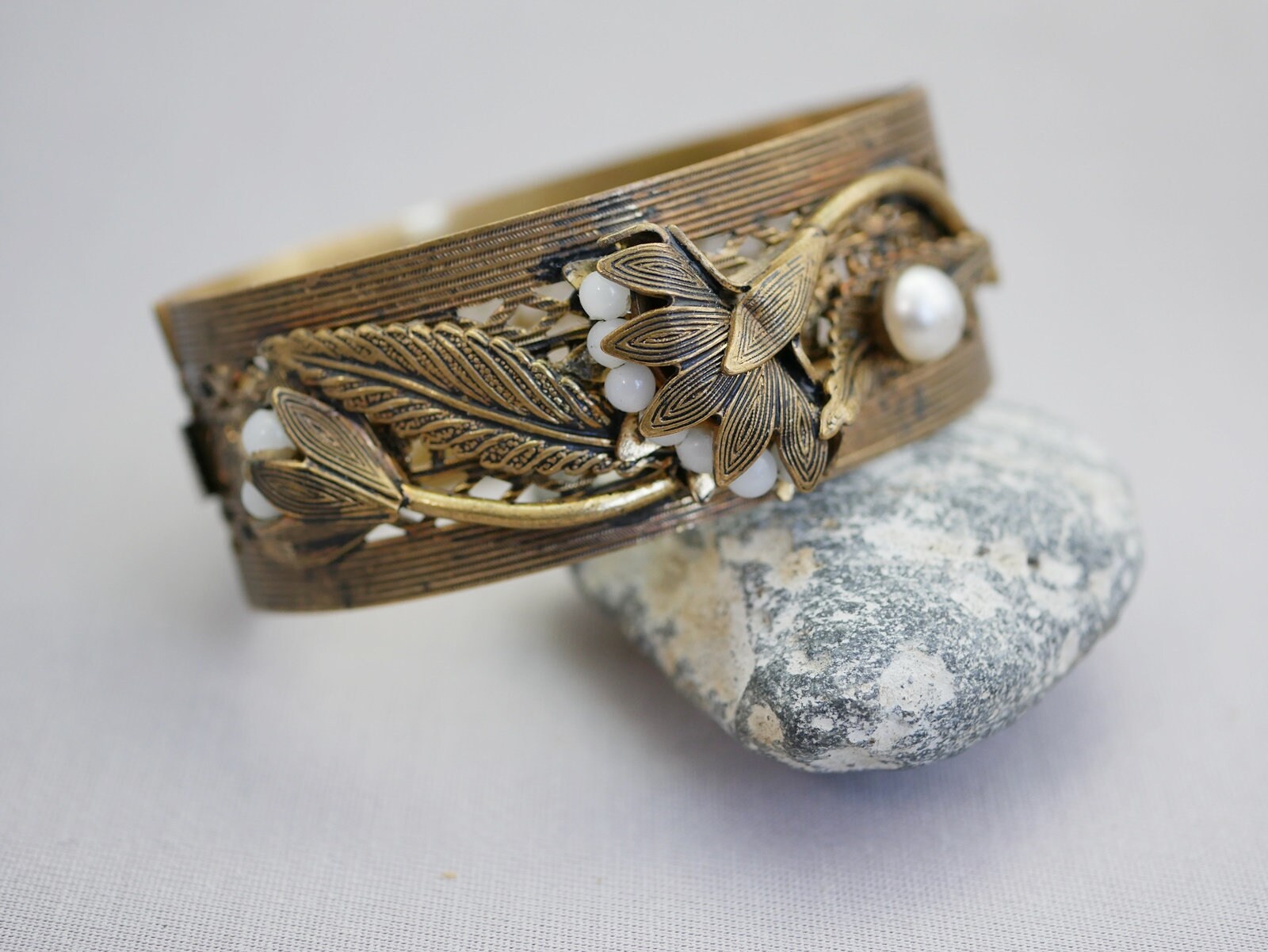 Vintage Messing Blumen Armband Klapparmband Oval Mit Faux Perlen Ml3 Vintage Messing Blumen Armband Klapparmband Oval Mit Faux Perlen Ml3 von HouseofTwinkleVTG
