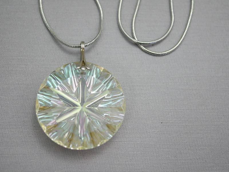 Vintage Regenbogen Geschnitzte Glas Anhänger Halskette Silber Ton Licht Ab Beschichtung Cb67 von HouseofTwinkleVTG