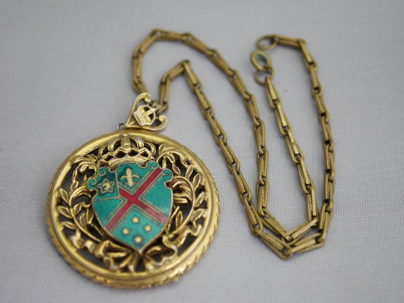 Vintage Schwere Emaillierte Medaillon Halskette Schild Anhänger An Messing Kette 30 Zoll von HouseofTwinkleVTG