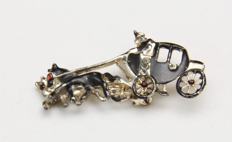 Jahrgang 1940Er Pferdekutsche Pin Brooch Handbemalte Stallungen von HouseofVintageOnline