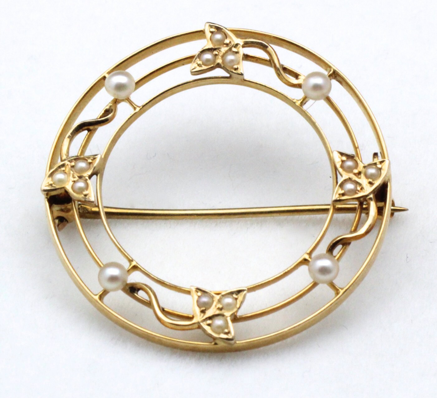 Vintage 14K Gelbgold & Perle Kreis Mit Efeu Blätter Und Rebe Pin Brosche von HouseofVintageOnline