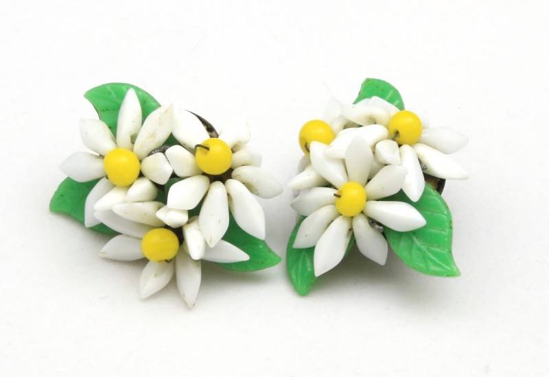Vintage 1960Er Jahre Gänseblümchen Weiße Blume Cluster Artikulierte Perle Clip Auf Ohrringe Retro von HouseofVintageOnline