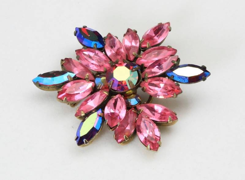 Vintage 1960Er Jahre Regency Rosa & Aurora Borealis Strass Floral Blume Brosche Pin von HouseofVintageOnline