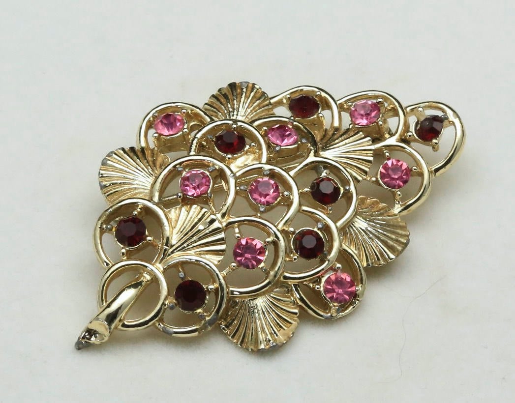 Vintage 50Er Jahre Coro Gold Ton Blatt Brosche Pin Mit Roten & Rosa Strass von HouseofVintageOnline