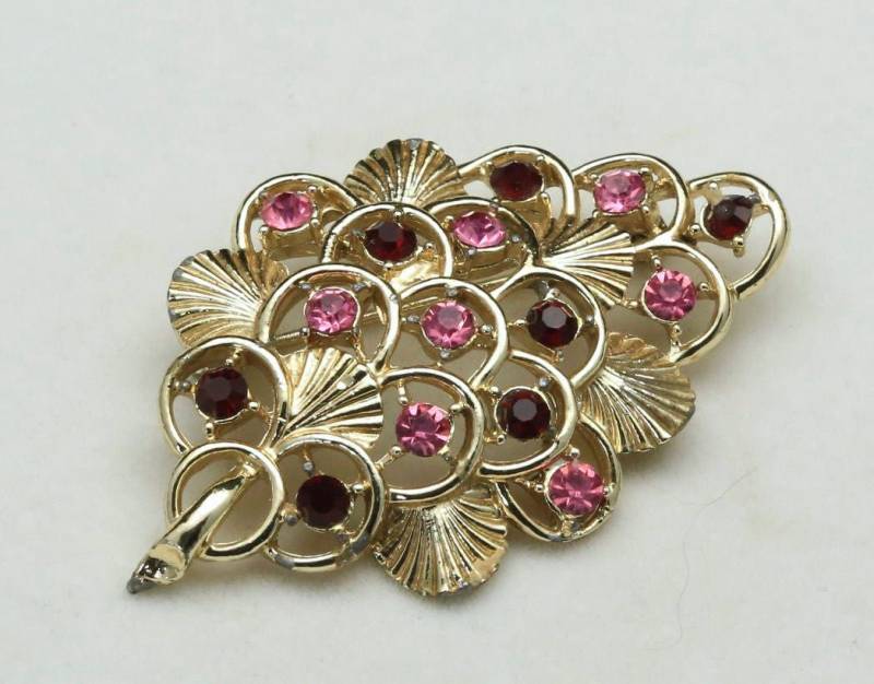 Vintage 50Er Jahre Coro Gold Ton Blatt Brosche Pin Mit Roten & Rosa Strass von HouseofVintageOnline