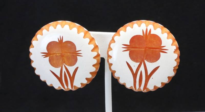 Vintage Carved Bakelite Überdyed Orange White Clip On Earrings Retro Flowers Mcm von HouseofVintageOnline