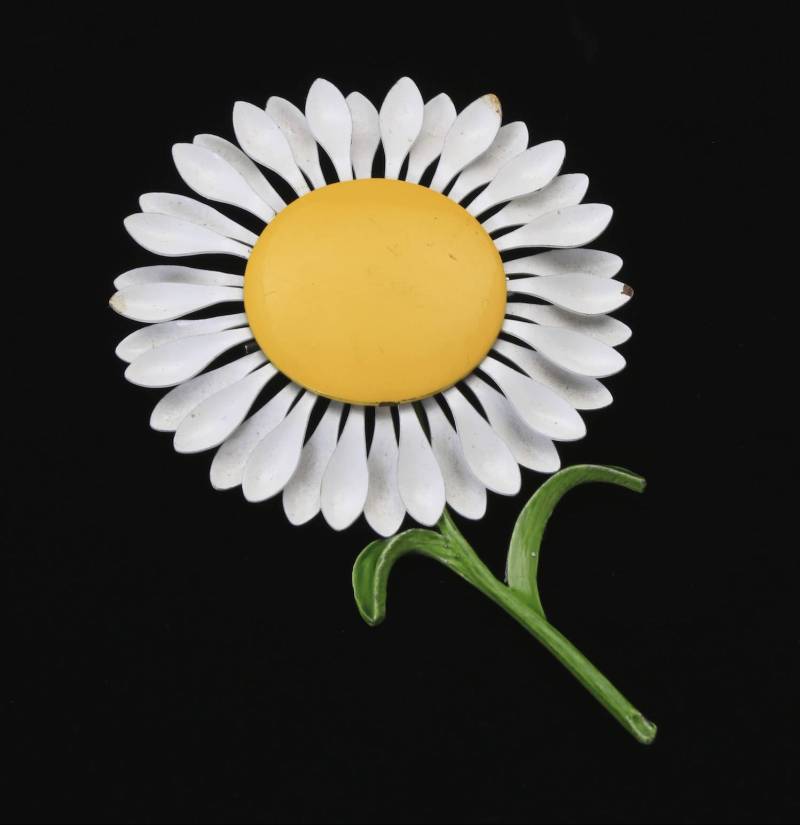 Vintage Metall Gänseblümchen Pin Brosche Weiß Blütenblätter Gelb Zentrum Grün Stiele Blätter 60Er Jahre von HouseofVintageOnline