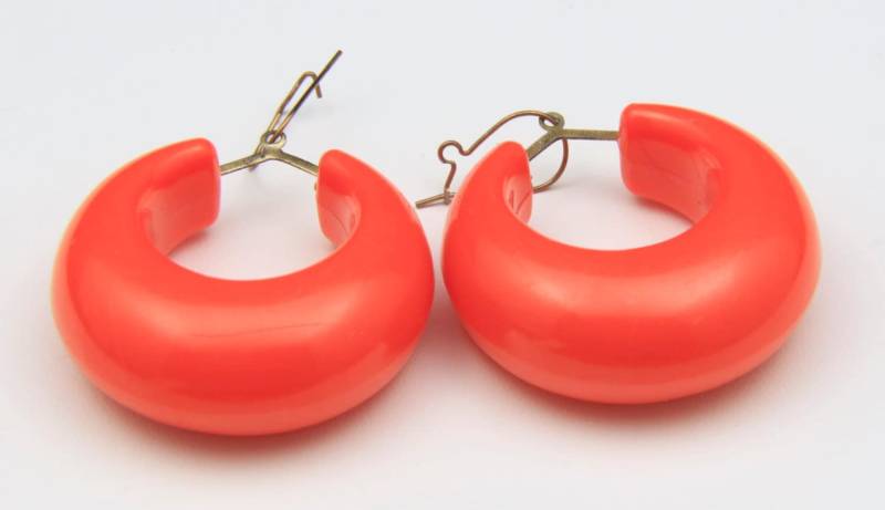 Vintage Retro Spaß Orange Grobstrick Kunststoff Creolen Ohrringe Mod Hippie Glam Schmuck von HouseofVintageOnline