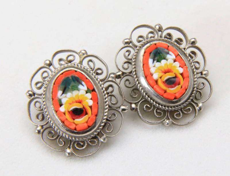 Vintage Silber-Ton Filigrane Ovale Rahmen Glas Mikro Mosaik Blume Clip Ohrringe von HouseofVintageOnline