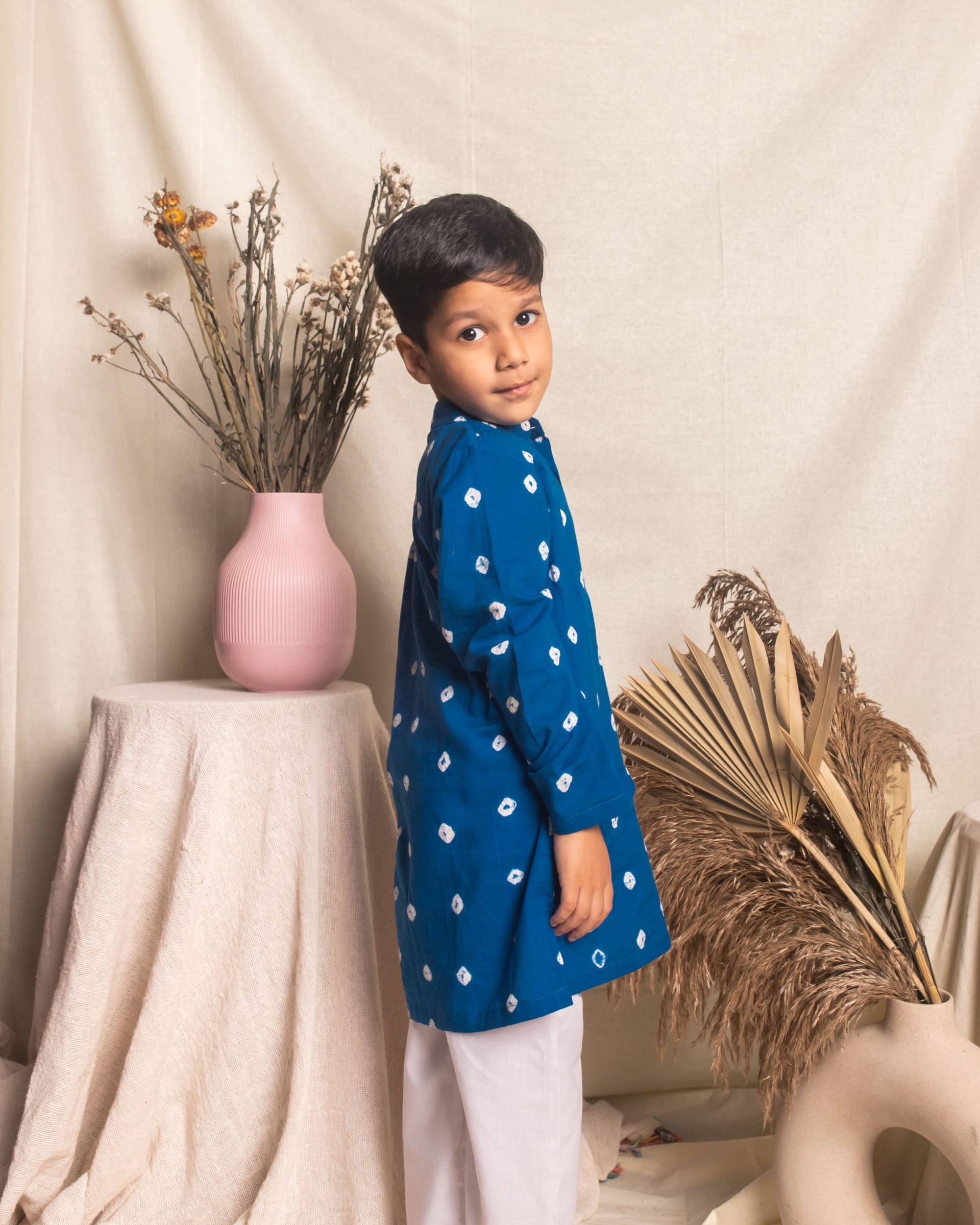 Blaues Bandhani Jungs Kurta Mit Pyjama Set, Kinder Jungen Bekleidung, Bedruckter Pyjama, Handblocked Blue Apparel von Houseofekam