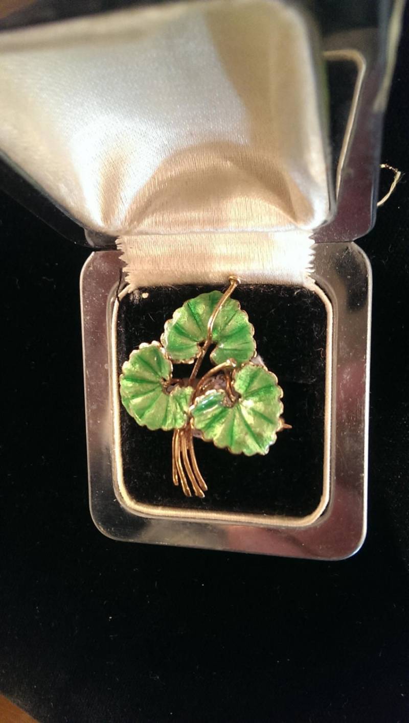 Emaillierte 14 Goldfarbene Seerosenblatt Brosche von HouseofwindsorNpt