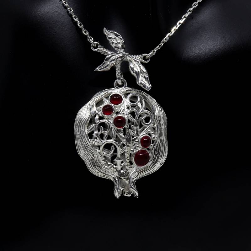 Granatapfel Halskette Silber Handgefertigte Anhänger Mit Roten Granat Steinen von HoverHandmadeJewelry