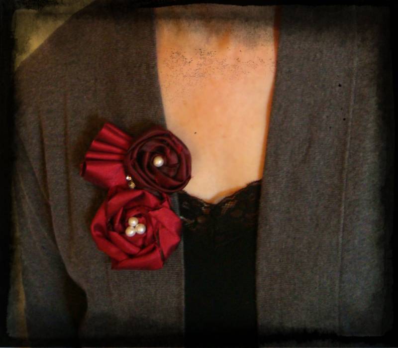 Elegante Scrappy Dupionseide Rote Rose Perle Pin Oder Fascinator von HowVeryFascinating