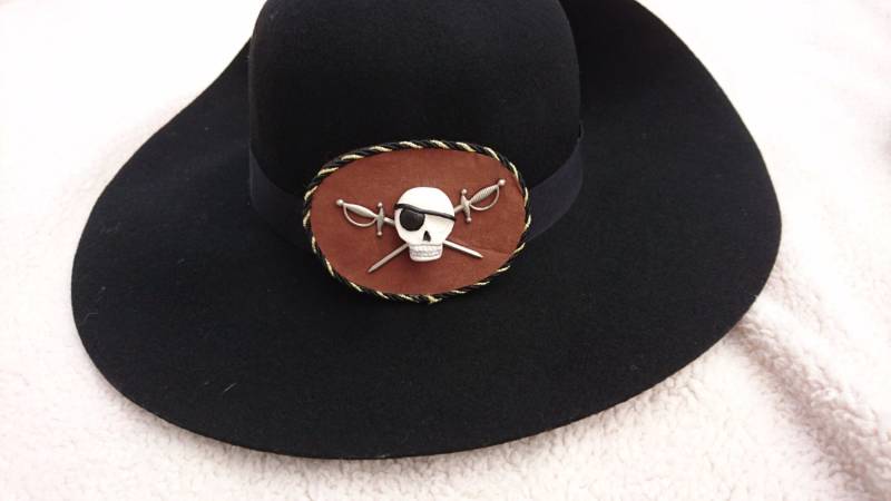 Eye Patch-Piraten-Schädel Gekreuzte Schwerter Leder Haar Oder Hut Clip von HowVeryFascinating