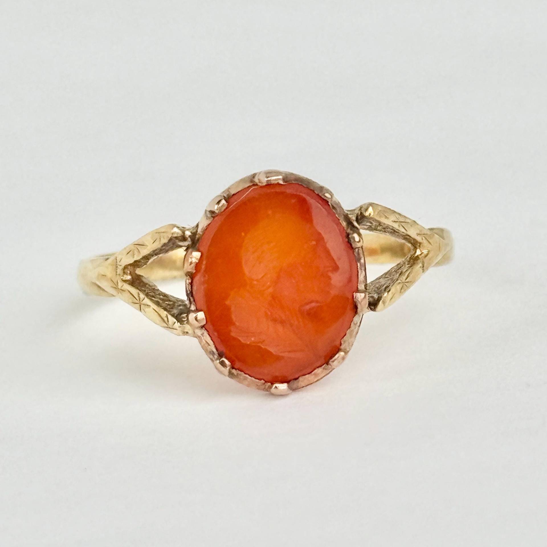 Vintage Carved Profile Carnelian Gold Signet Ring von HowardsAntiquesLTD