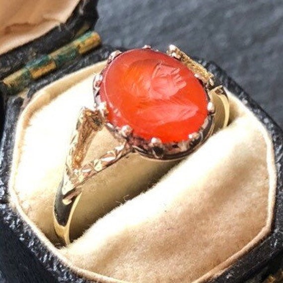 Vintage Carved Profile Carnelian Gold Signet Ring von HowardsAntiquesLTD