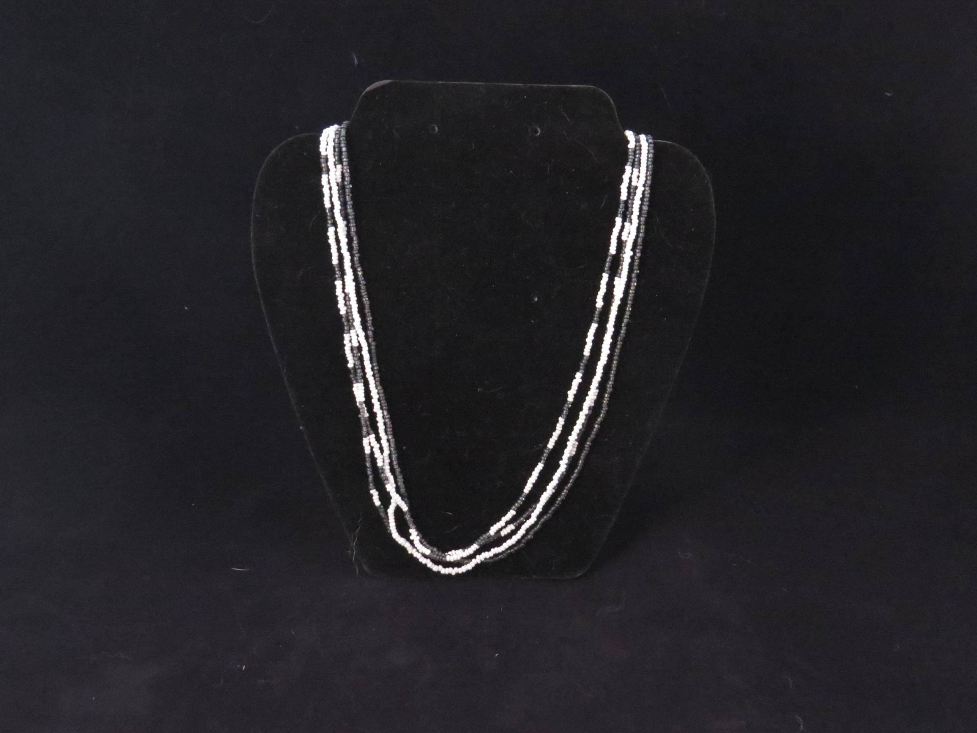 4 Strang Black & White Halskette/Schwarz, Weiß, Rocailles Perlenkette 4 Strang Black & White Halskette/Schwarz, Weiß, Rocailles Perlenkette von HowlinMoonJewelry